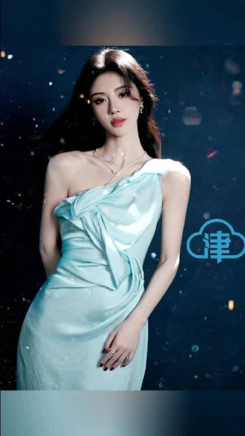 鞠婧祎一克拉冰蓝造型惊艳全网，冰川美学获赞银河浪漫