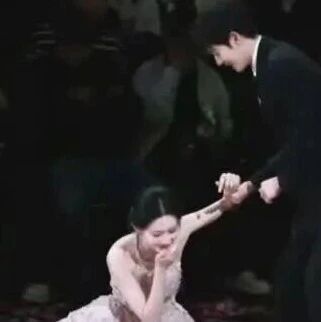 孟子义回应“去年红毯摔了，今年又摔了”：挺疼的，太丢人，明年一定不会摔