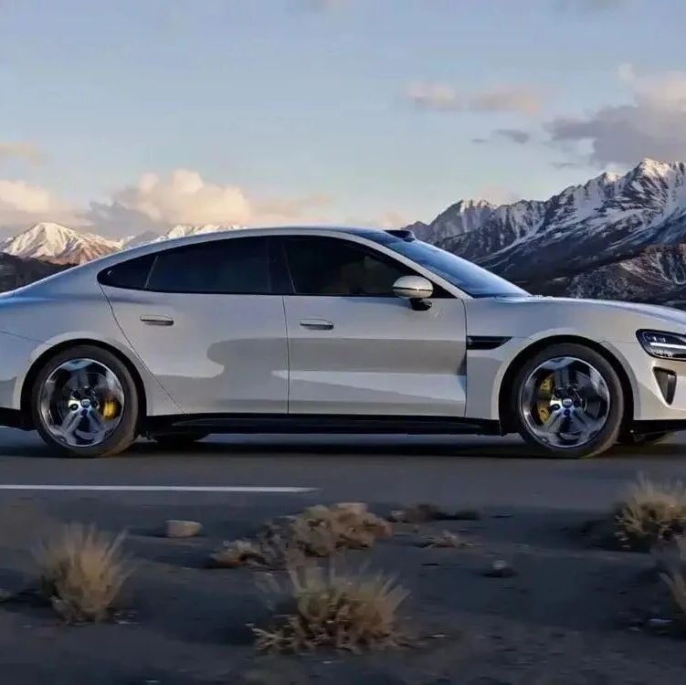 小米 SU7 加长版轿跑基因与旗舰气场的融合