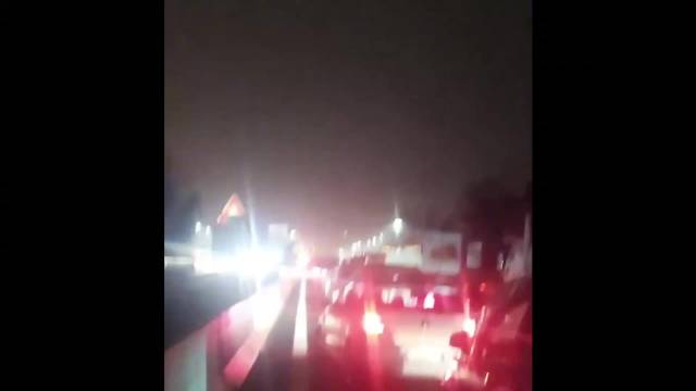 意大利一油罐车在高速公路发生爆炸：现场腾起蘑菇云