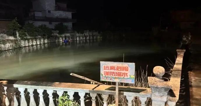 警方凌晨通报：罗某驾车坠入池塘，致8人死亡！村民称事发前正送多名儿童回家