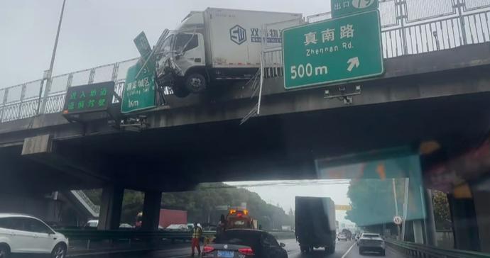 货车撞破跨线桥护栏半悬空，下面外环高速2车遭殃