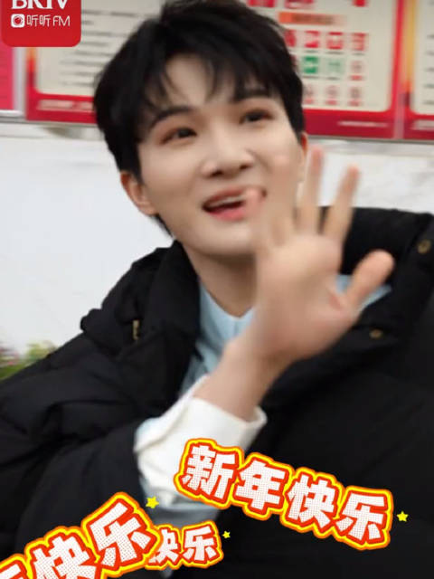 小听在北京卫视跨年晚会录制现场抓住了忙碌工作中的