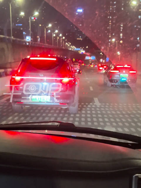 理想车主拒不让行救护车还点刹 ​​​患儿家属：旁车还开着智驾无法超车