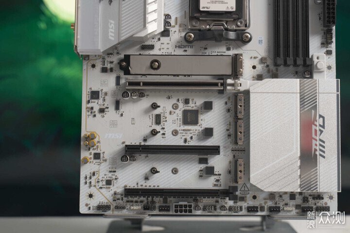 越級對標旗艦微星B850刀鋒鈦主板實力比肩X870_新浪眾測