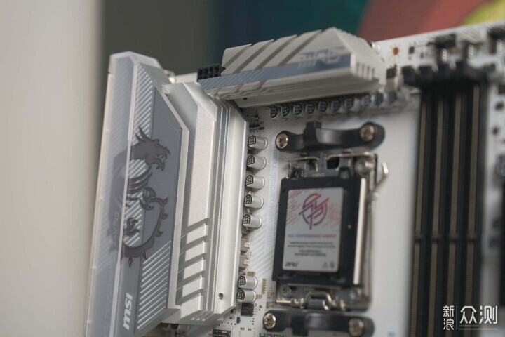 越級對標旗艦微星B850刀鋒鈦主板實力比肩X870_新浪眾測