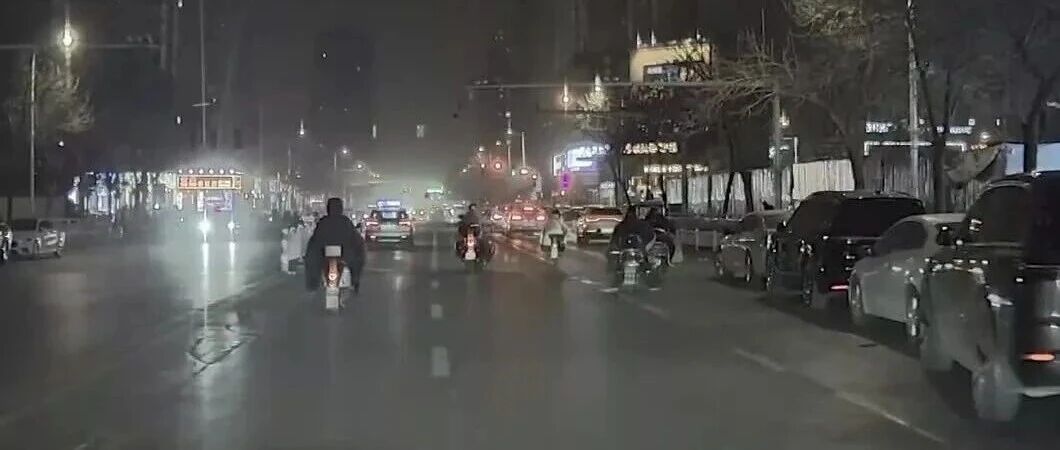 郑州福元路夜间违停逼出“连环违章”，车辆变道被拍申诉无果，电动车上机动车道提心吊胆，交警回应