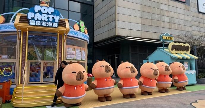 星星人、卡皮巴拉、蜡笔小新、荒野之国……岁末商业，IP赶潮！