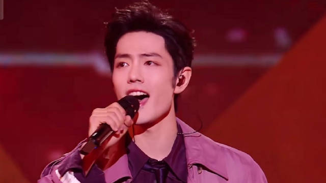 肖战亮相东方卫视跨晚，献唱《得闲谨制》