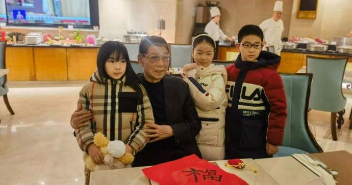 徐根宝邀基地家属共迎 2026 年元旦，和崇明五虎大弟子相约“初三再见”