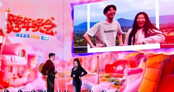 演员李川跨年演唱会现场用玫瑰花海求婚，锤娜丽莎当场落泪！网友：爱人如养花的具象化，两人终于修成正果