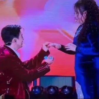 热搜爆了！他在跨年舞台求婚成功！