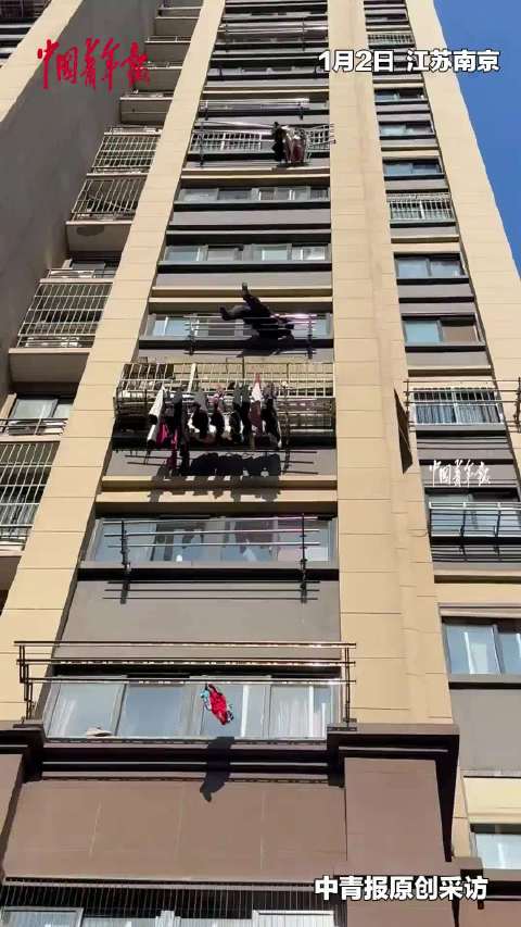 老人高层坠落保安身绑消防水带救回