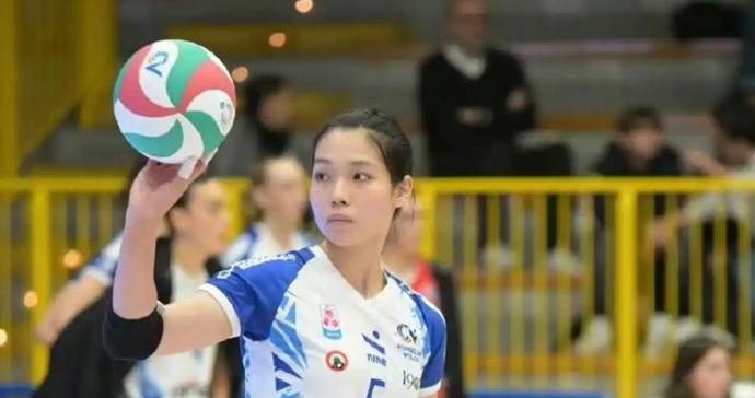 朱婷之后，中国女排主力开启留洋新篇，她比李盈莹更幸运
