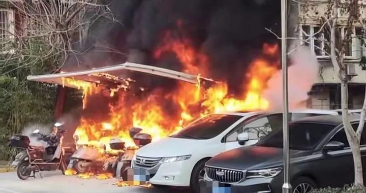 上海一小区突发火灾，多辆非机动车被烧毁，还殃及一辆商务车