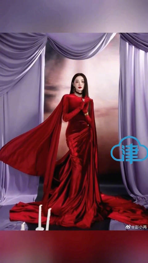 彭小苒晒十年对比照，颜值无变化引惊叹