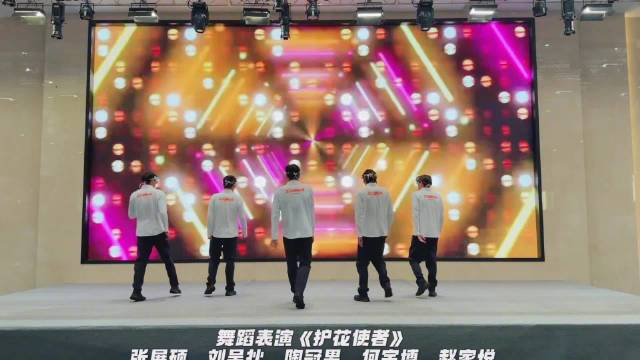 潘展乐跨界主持游泳队元旦晚会