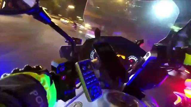 第一视角紧急救援：安徽阜阳交警铁骑夜巡时护送头部摔伤小孩就医