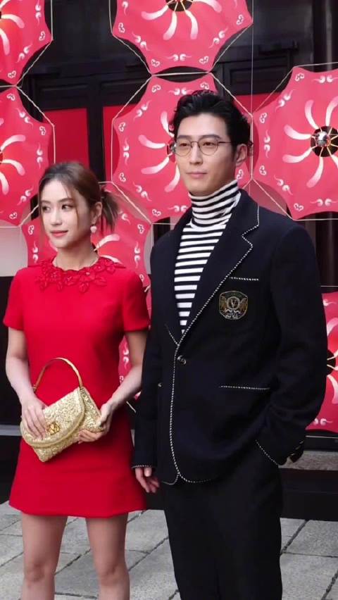 窦骁何超莲挽手出席活动，贴心整理发型互动亲密