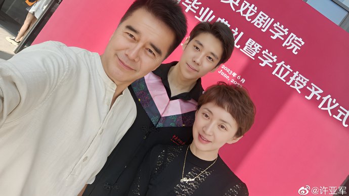 何晴儿子发文揭秘母亲十年抗癌温情