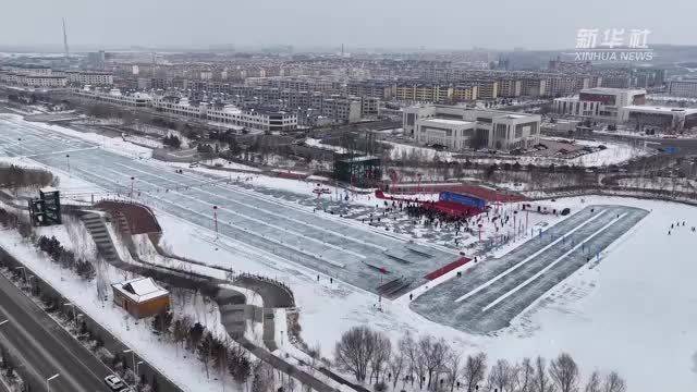 新疆冰上龙舟赛 共享冰雪欢乐多