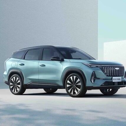 吉利博越L第四代车型在2026年1月23日正式上市时，展厅里那台星际灰的展车被围得水泄不通