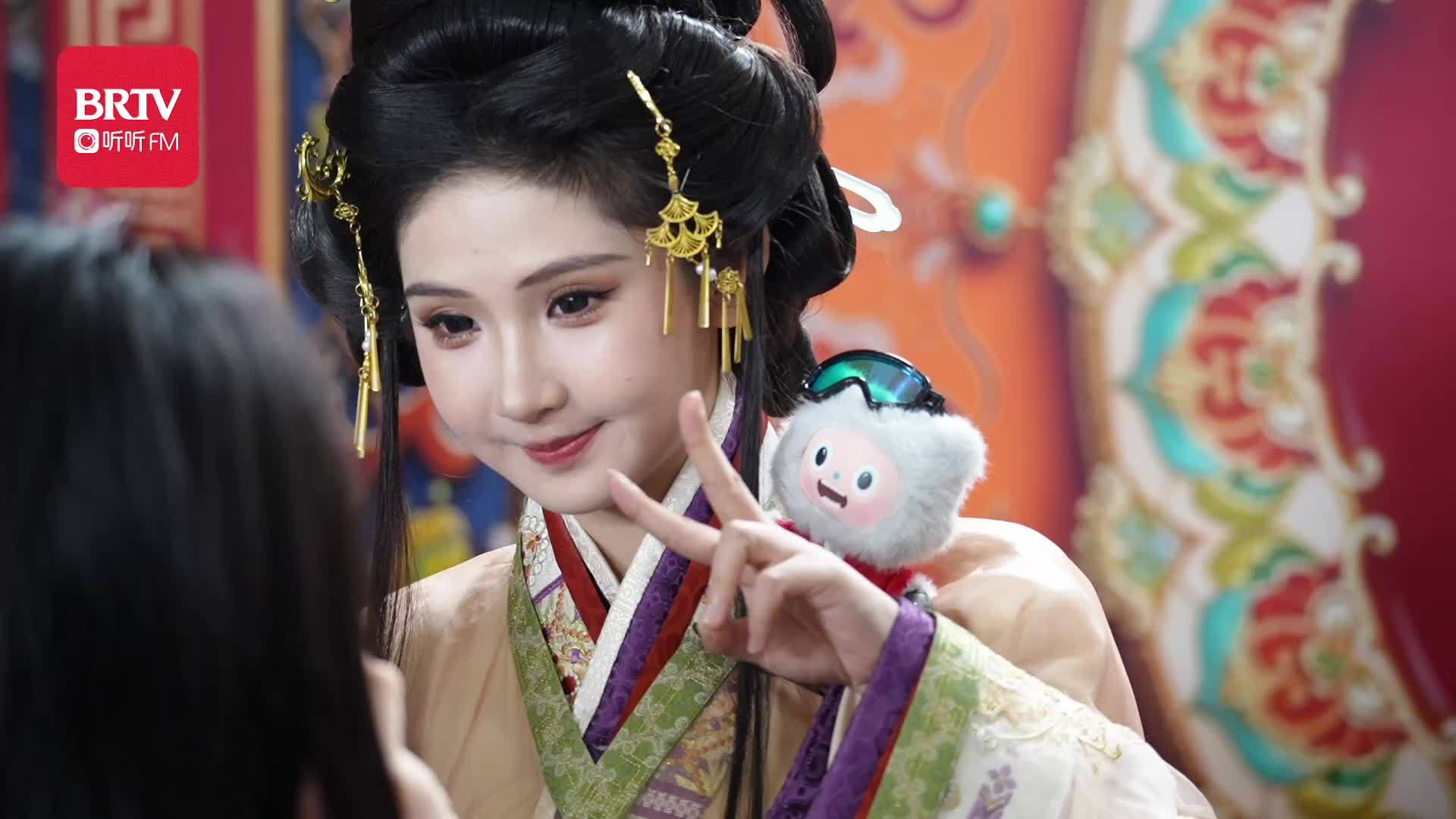 自媒体创作者在下悟空是也亮相北京台春晚，与蔡国庆范明同台