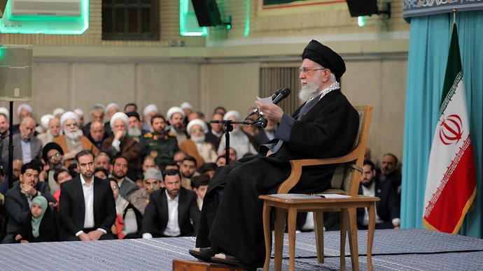 美航母抵中东 伊朗严阵以待