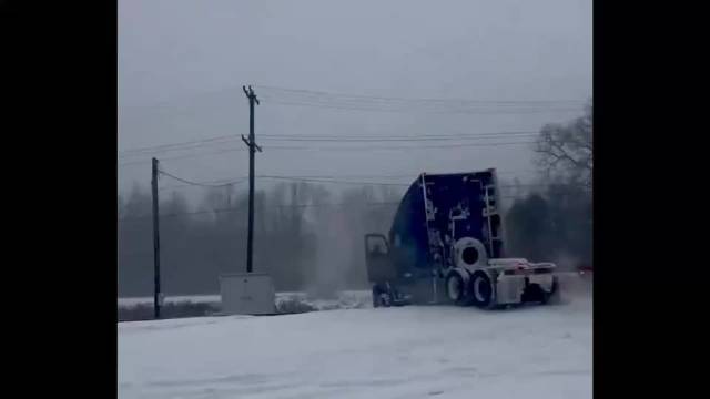 国际｜美国一卡车穿越铁轨被卡住 遭火车猛烈撞击损毁严重