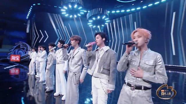 十个勤天与机器人同台斗舞