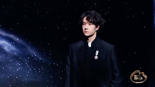 王一博微博之夜墨色礼服亮相星光闪耀