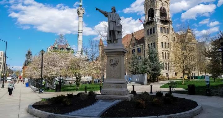 特朗普要在白宫旁放哥伦布雕像，知情人士称计划2周内安置，白宫拒绝评论此事，但重申特朗普对哥伦布的推崇