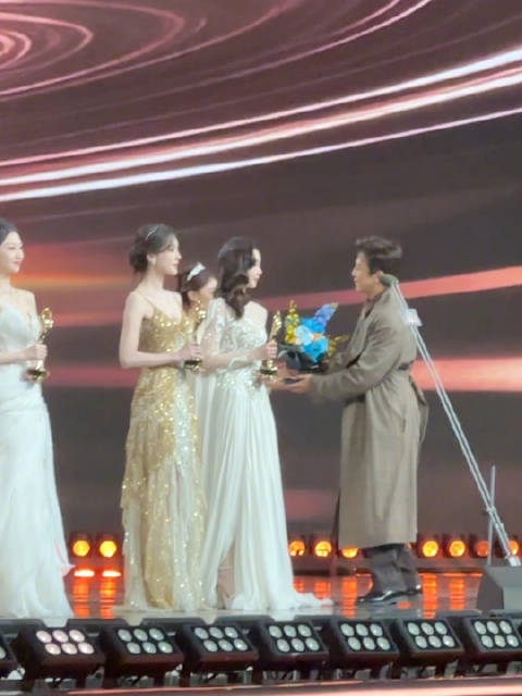 邓超上台为获奖演员颁奖