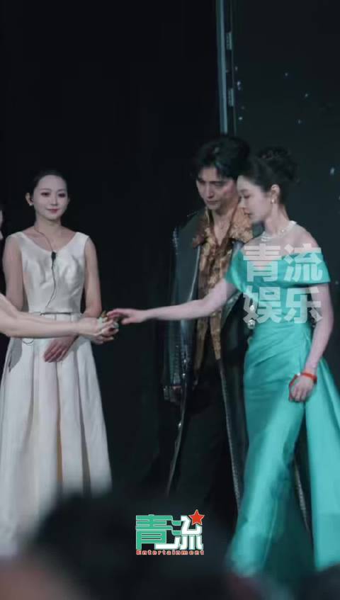 阿云嘎宋轶一起走红毯