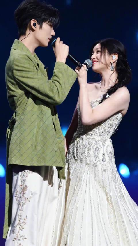 陈妍希周柯宇微博之夜合唱贴肩互动