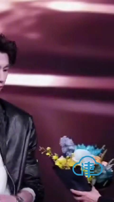 惠英红微博之夜为张凌赫送花,张凌赫获年度热度演员