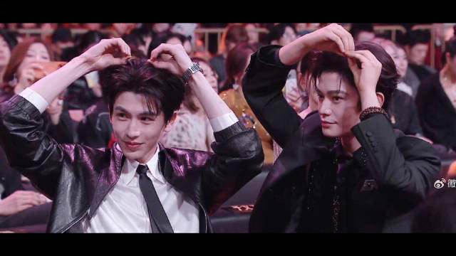 张凌赫丁禹兮微博之夜比蝴蝶结手势同框