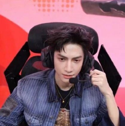 演员罗云熙在英雄联盟表演赛中两度豪取五杀：首局用奎因于12分钟完成五杀，第二局换图奇再拿下五杀，成表演赛唯一双五杀选手