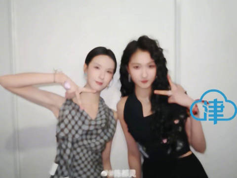 关晓彤陈都灵微博之夜同框互动，十年友谊引关注