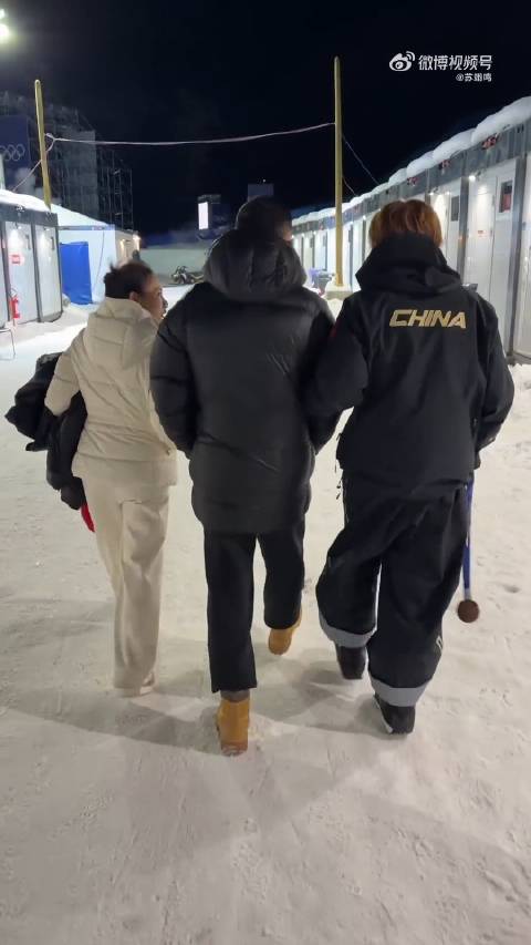 晒出视频，一手挽着爸爸一手拎着奖牌，这画面太温馨~（咪咕）