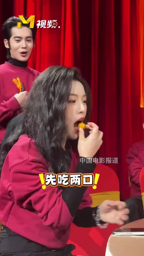 陈丽君看见桌上有好吃的狂炫