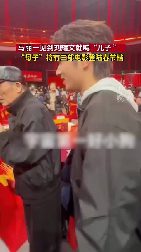 朱一龙为刘耀文整理衣服刘耀文端水宣传惊蛰无声镖人