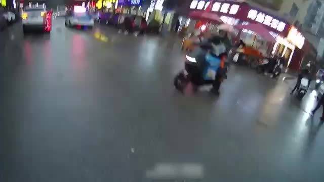 电动车上“叠罗汉”，民警发现时捏了把汗……别拿生命当儿戏！