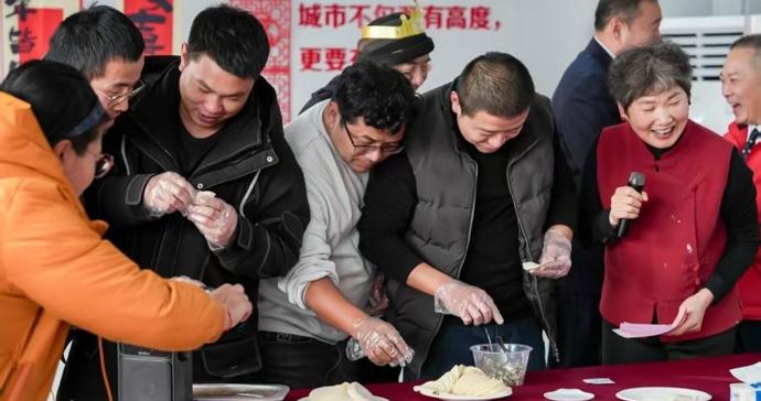 虹桥火车站，网约车司机日均订单量2万单……今天他们忙里偷闲吃了顿“年夜饭”