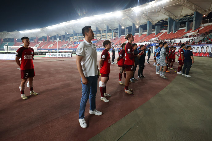 年轻球员如何应对教练信任不足的职业生涯挑战？