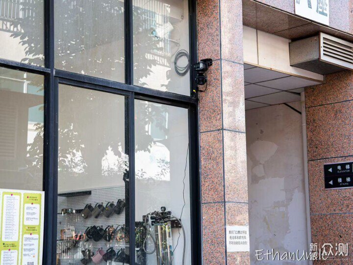 咖啡店實測小豚當家鯨瞳Max，監控終於安心了_新浪眾測