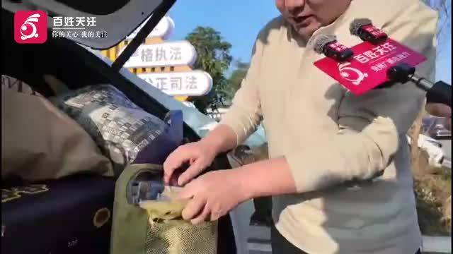 返乡途中趣事多：石先生携作业伴娃过年 彭先生念母菜报喜归家