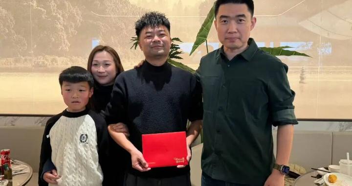 理想车主桥上停车飞奔救人，李想请他吃饭：感谢你为车主带来的形象提升，3年内可免费置换任意一款理想在售车型