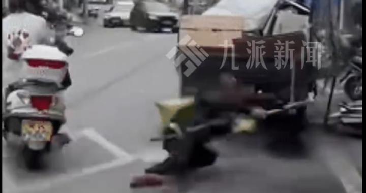 广东一男子骑摩托车踹倒拾荒老人，随后加速离去，车后有人一直跟拍狂笑，派出所回应：已接到报警，老人身体没事