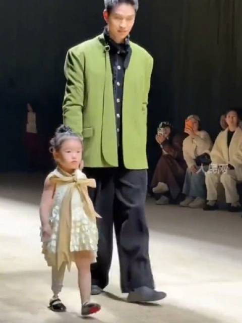 3岁钢腿女孩登T台自信走秀